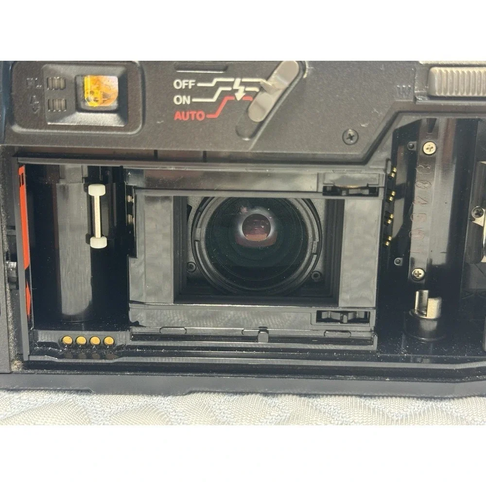 Pentax IQZoom 70 35mm Film Camera 35-70mm Macro Lens AF Point & Shoot w/ Case